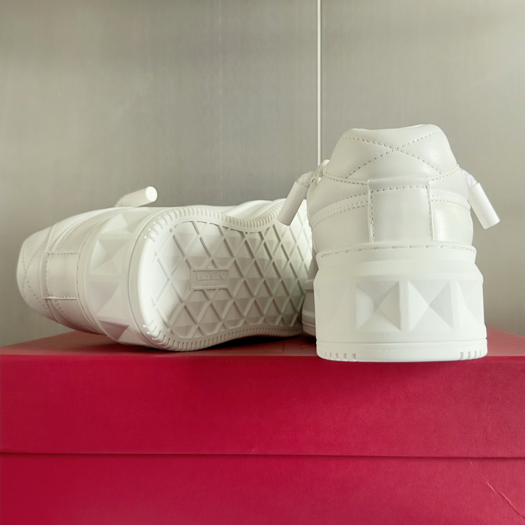 顶级版本:情侣款
VALENTINO华伦天奴PinkPp限定款 粗鞋带 情侣款 面包鞋 厚底 休闲 运动