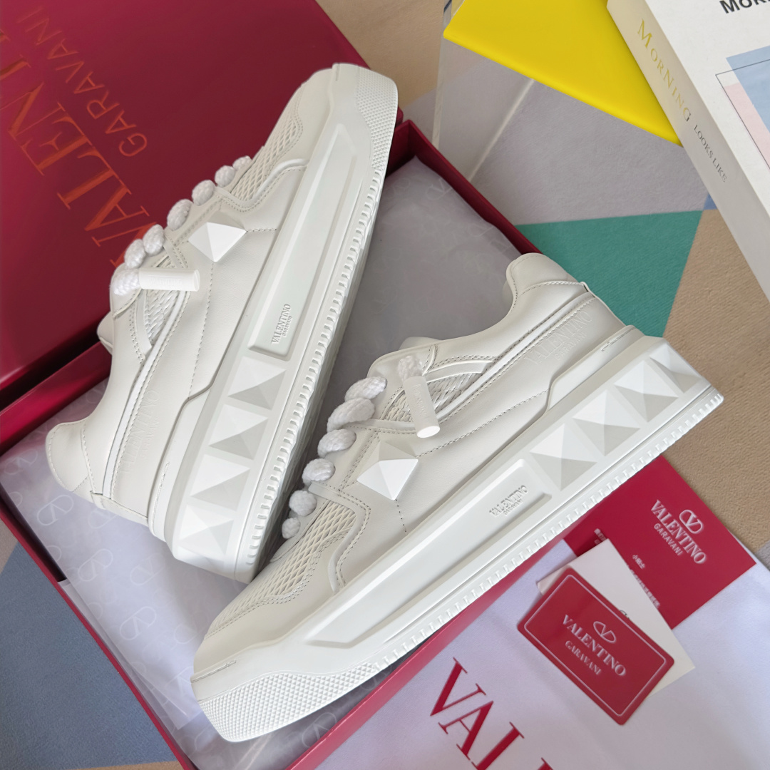 顶级版本:情侣款
VALENTINO华伦天奴PinkPp限定款 粗鞋带 情侣款 面包鞋 厚底 休闲 运动