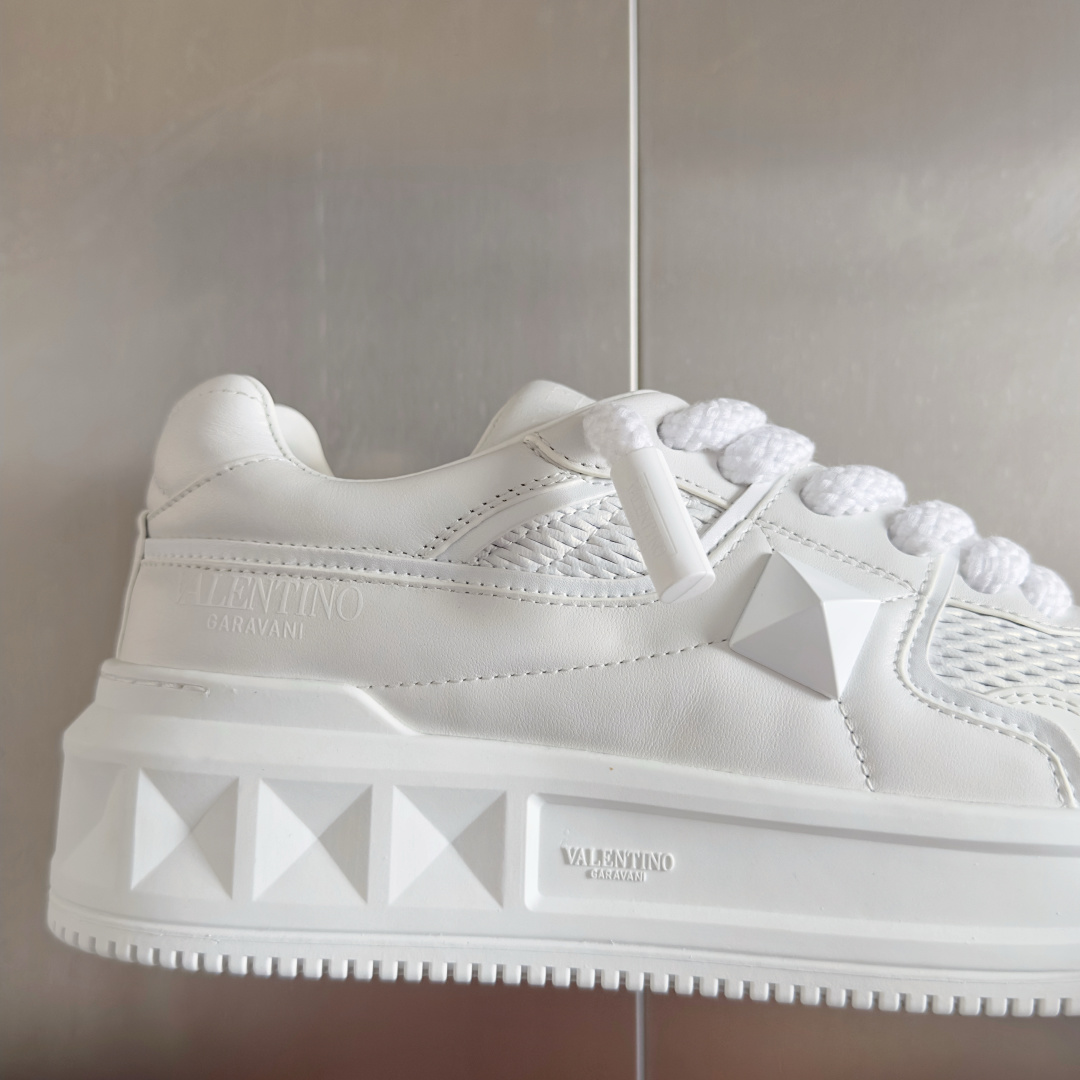 顶级版本:情侣款
VALENTINO华伦天奴PinkPp限定款 粗鞋带 情侣款 面包鞋 厚底 休闲 运动