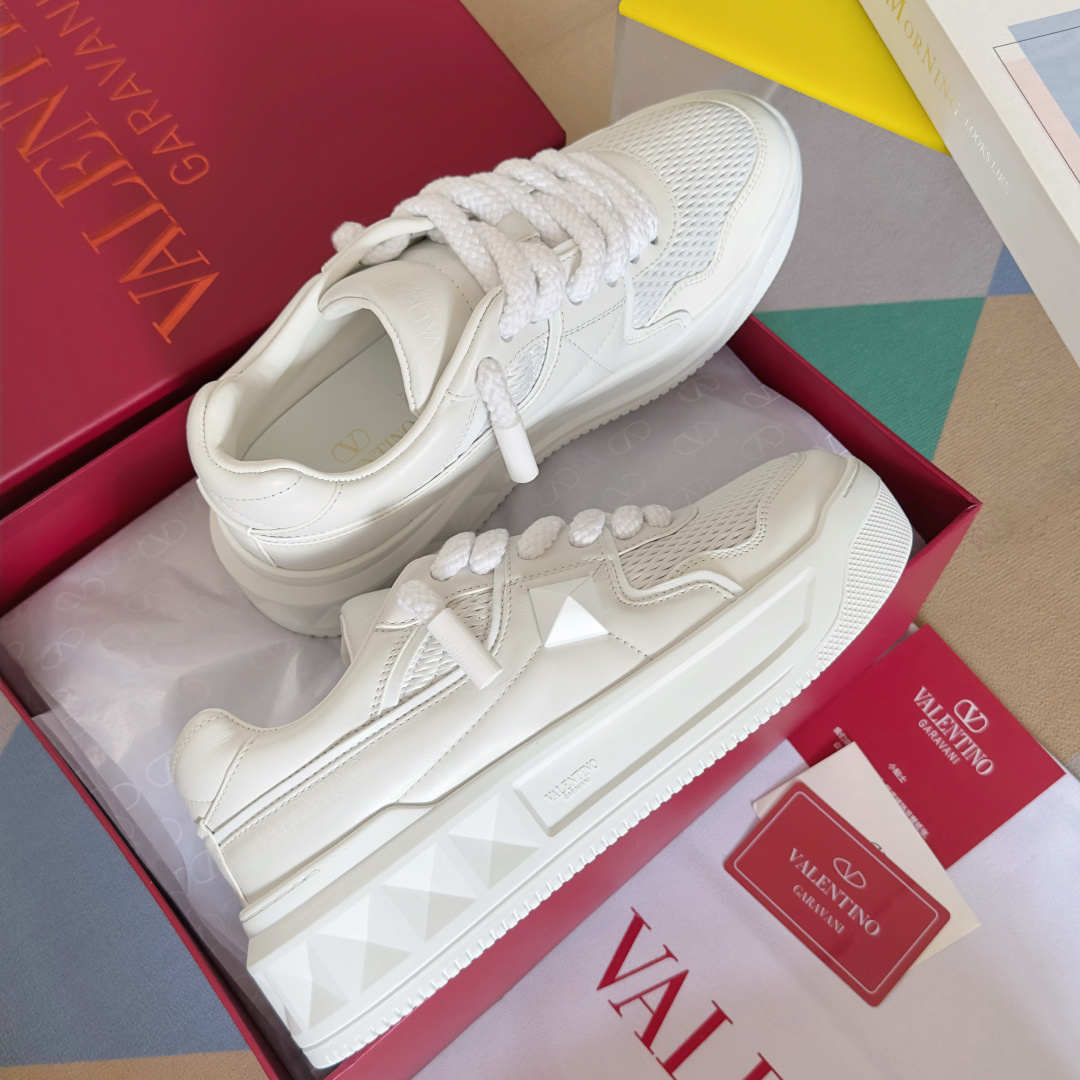 顶级版本:情侣款
VALENTINO华伦天奴PinkPp限定款 粗鞋带 情侣款 面包鞋 厚底 休闲 运动