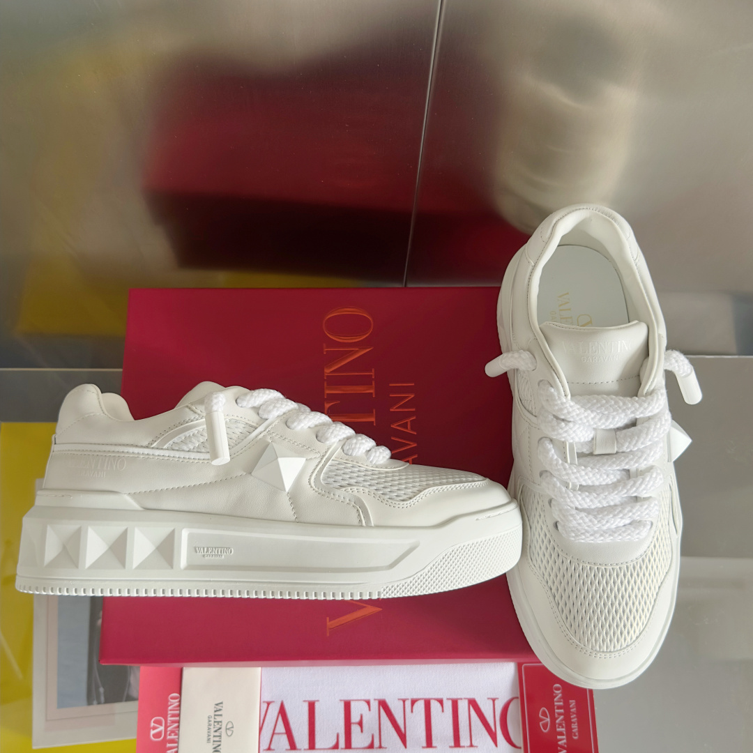 顶级版本:情侣款
VALENTINO华伦天奴PinkPp限定款 粗鞋带 情侣款 面包鞋 厚底 休闲 运动