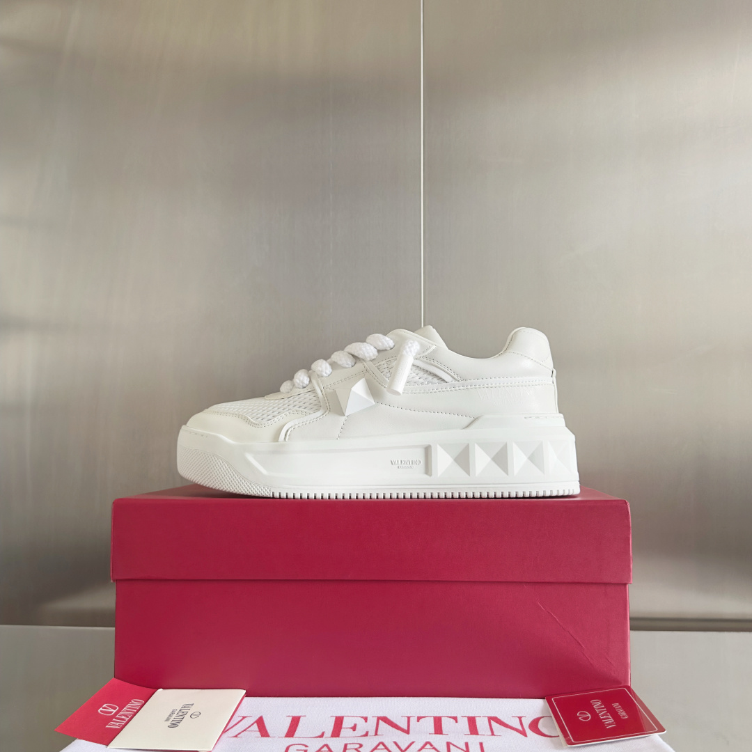顶级版本:情侣款
VALENTINO华伦天奴PinkPp限定款 粗鞋带 情侣款 面包鞋 厚底 休闲 运动