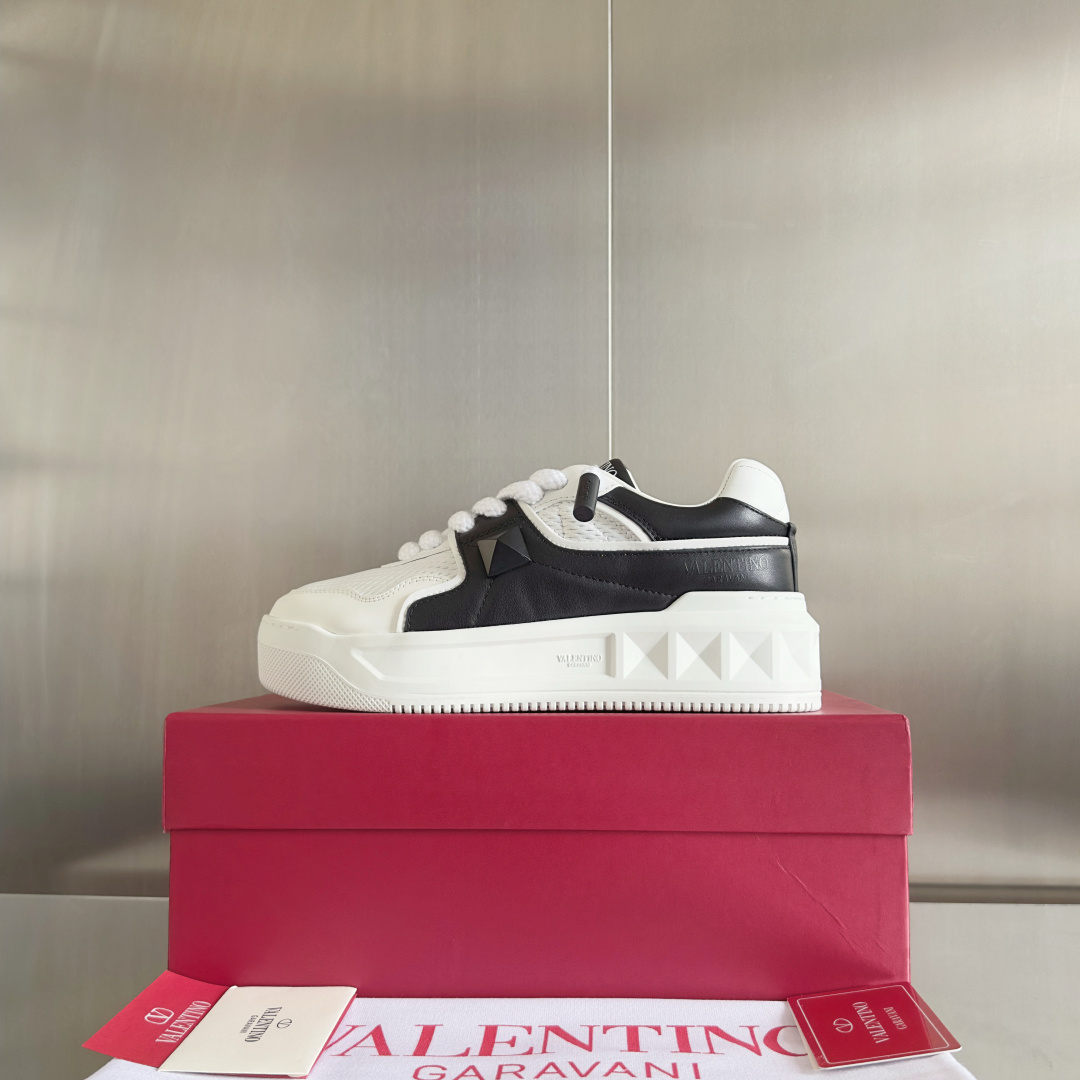 顶级版本:情侣款
VALENTINO华伦天奴PinkPp限定款 粗鞋带 情侣款 面包鞋 厚底 休闲 运动