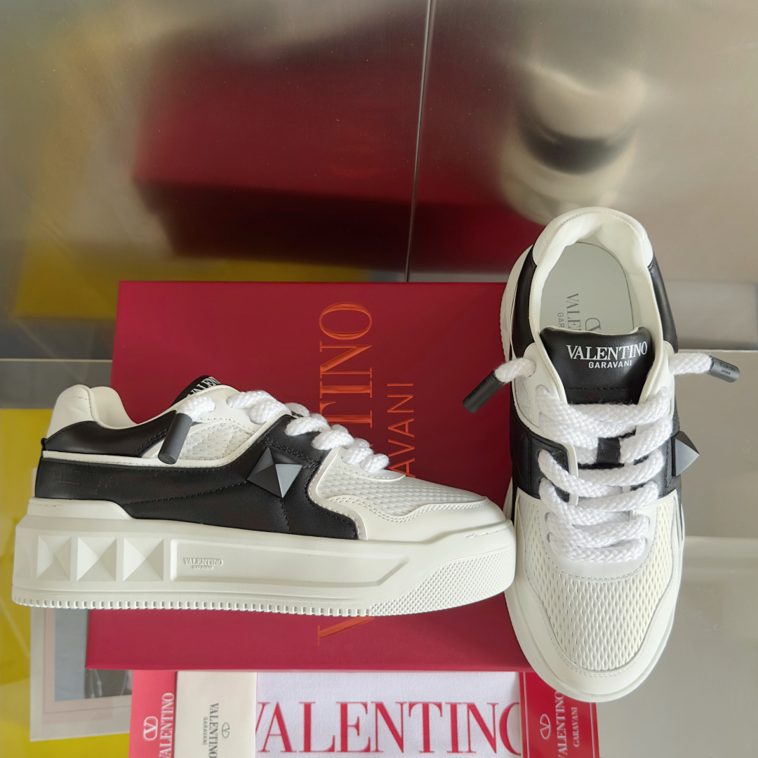顶级版本:情侣款
VALENTINO华伦天奴PinkPp限定款 粗鞋带 情侣款 面包鞋 厚底 休闲 运动