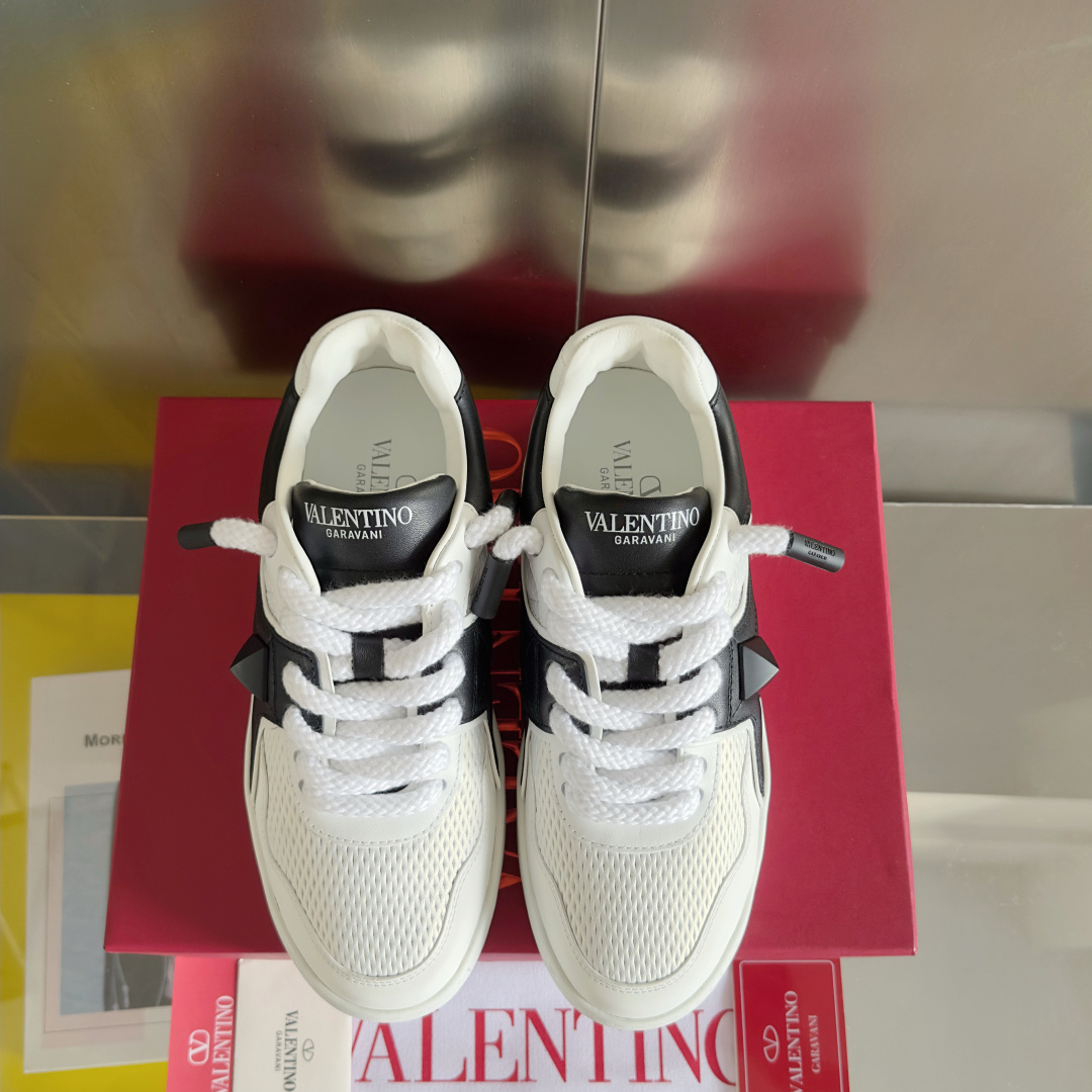 顶级版本:情侣款
VALENTINO华伦天奴PinkPp限定款 粗鞋带 情侣款 面包鞋 厚底 休闲 运动