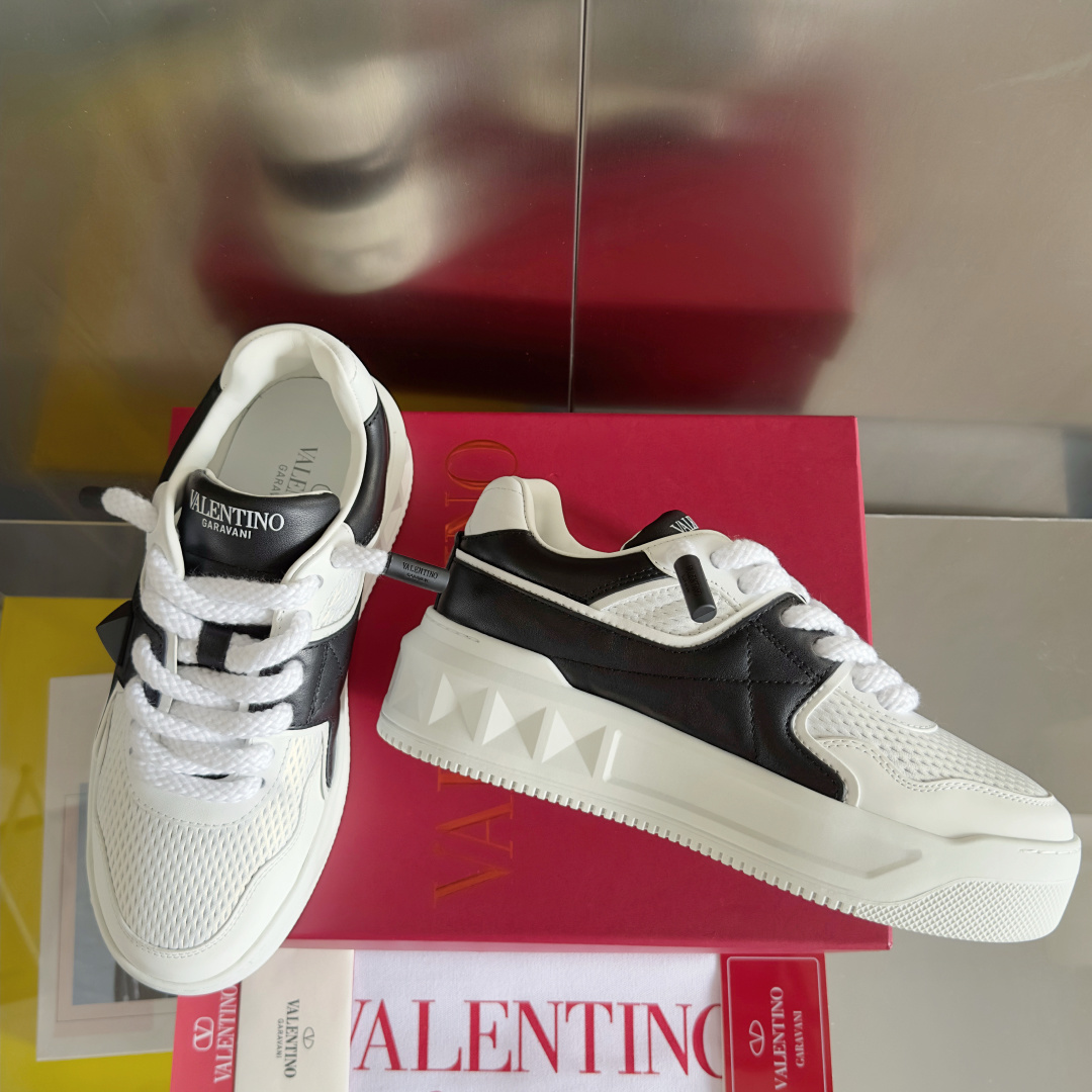 顶级版本:情侣款
VALENTINO华伦天奴PinkPp限定款 粗鞋带 情侣款 面包鞋 厚底 休闲 运动