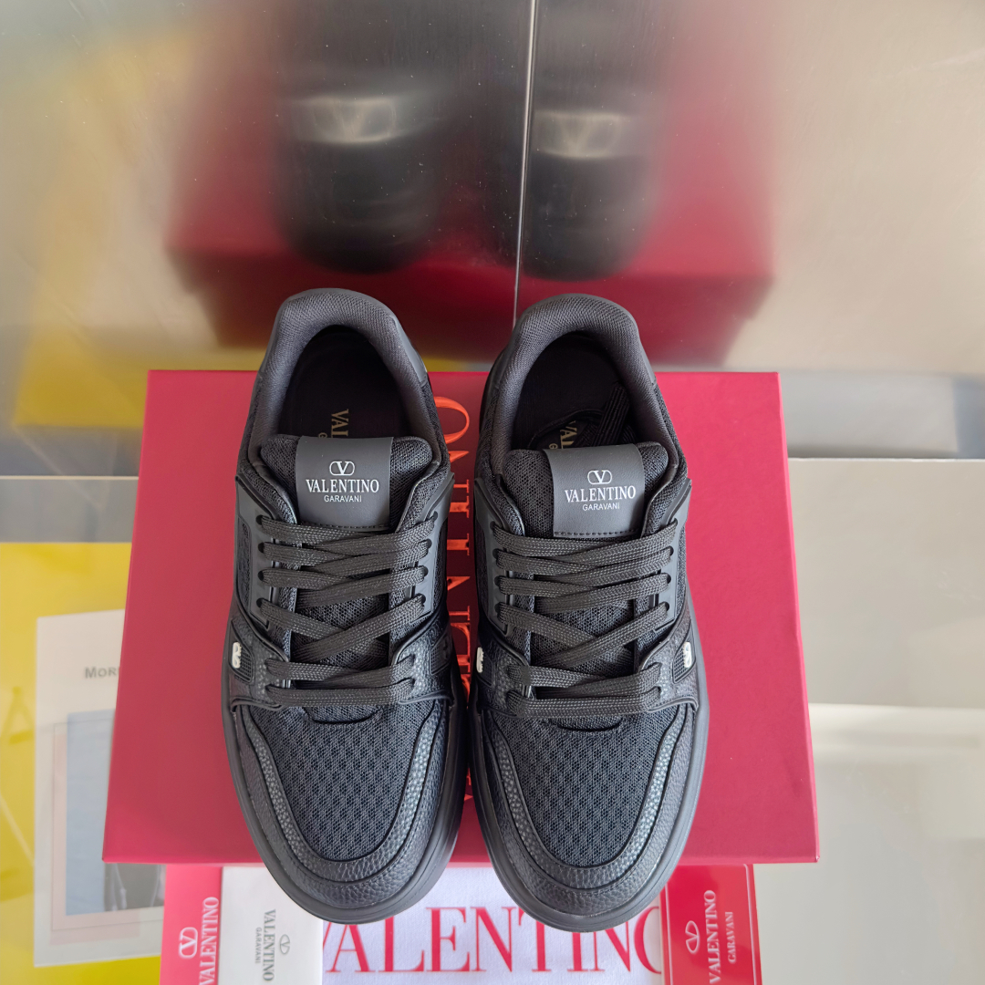 顶级版本：情侣款
Valentino华伦天奴 Trainer 情侣款 厚底 休闲 运动鞋
原版购入开发 