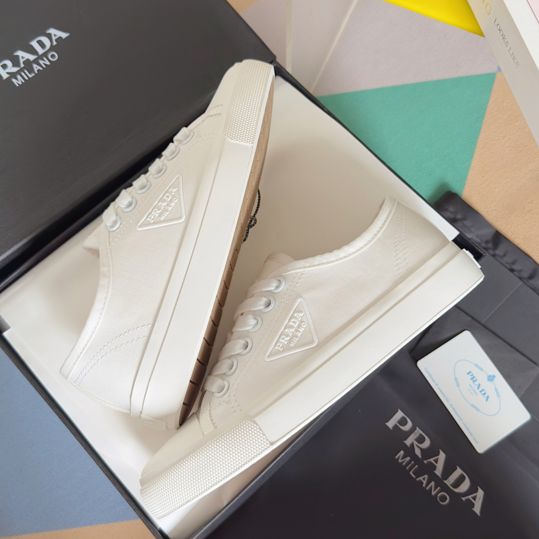 顶级版本：女款
Prada普拉达 P家 最新 三角标 帆布鞋 休闲 运动鞋
原版购入开发 做货 这款织物