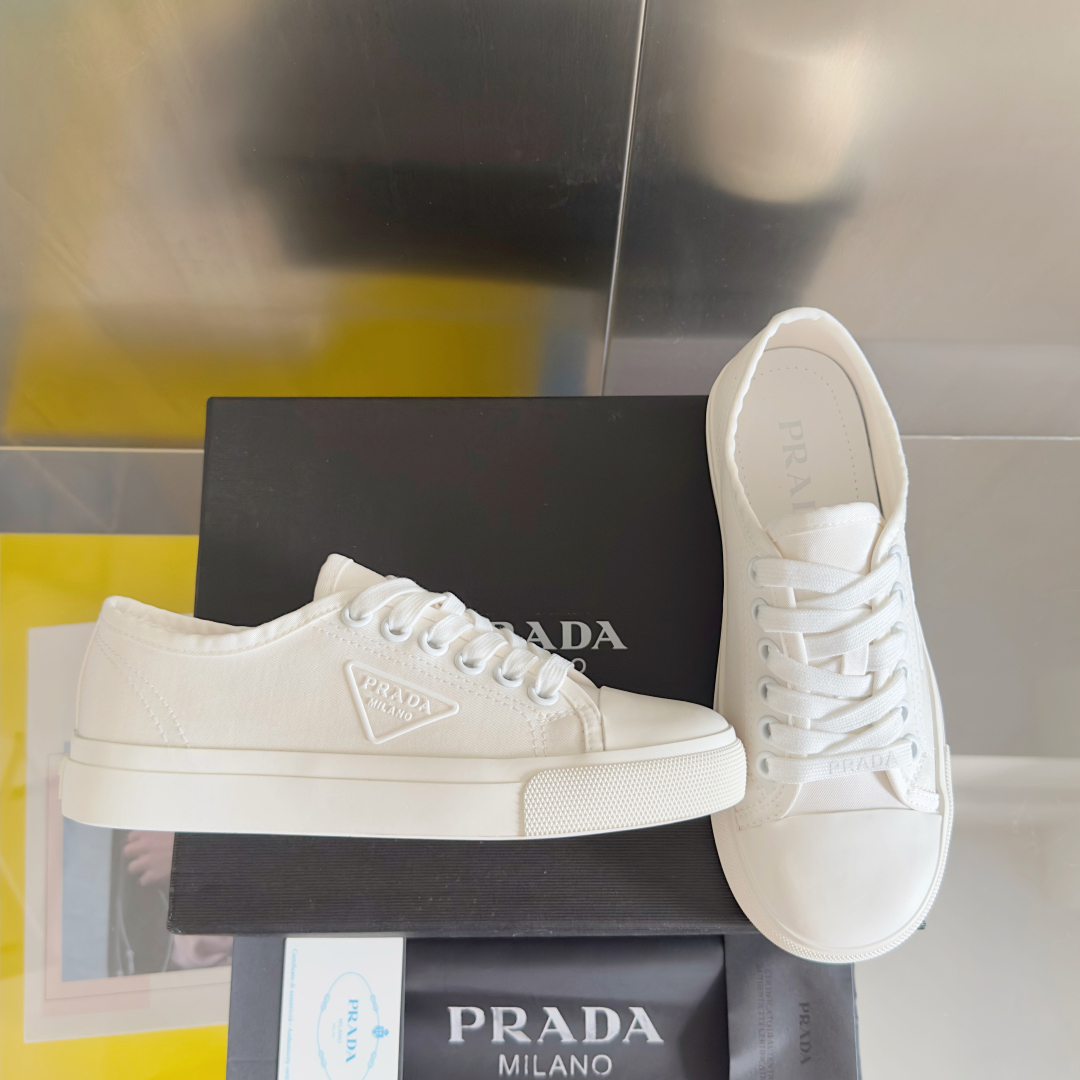 顶级版本：女款
Prada普拉达 P家 最新 三角标 帆布鞋 休闲 运动鞋
原版购入开发 做货 这款织物