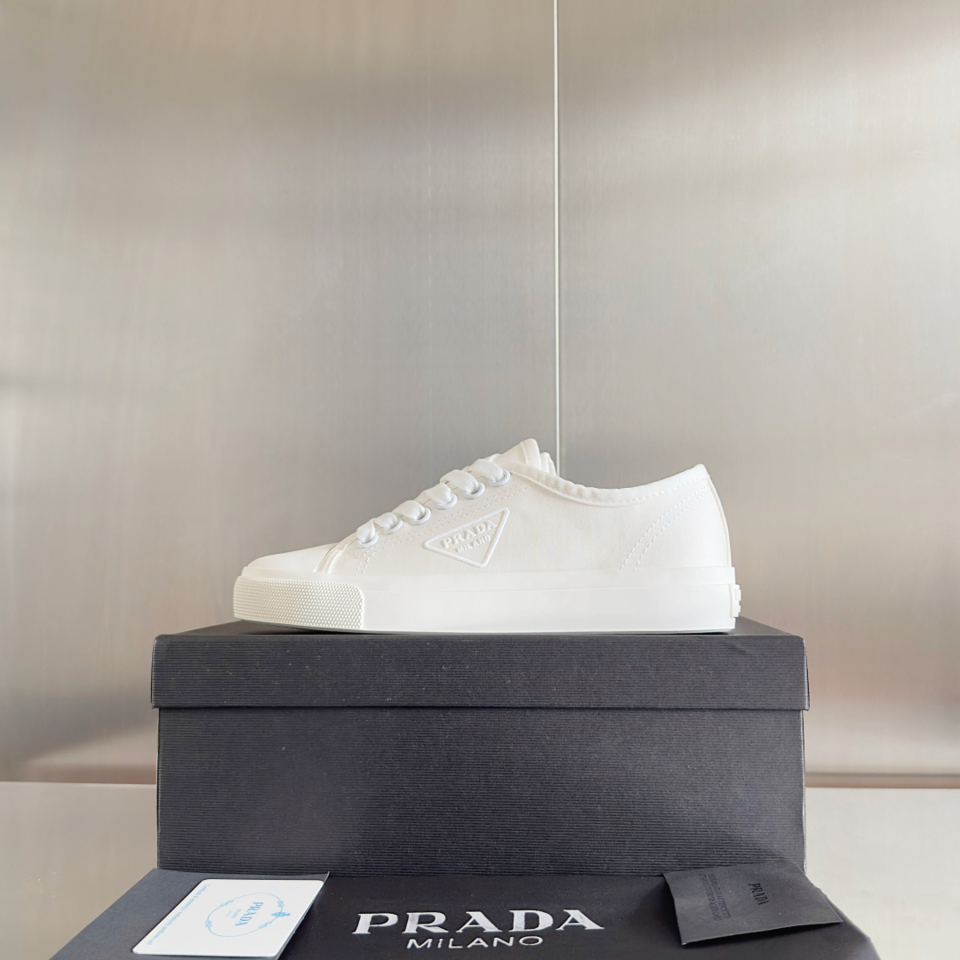 顶级版本：女款
Prada普拉达 P家 最新 三角标 帆布鞋 休闲 运动鞋
原版购入开发 做货 这款织物