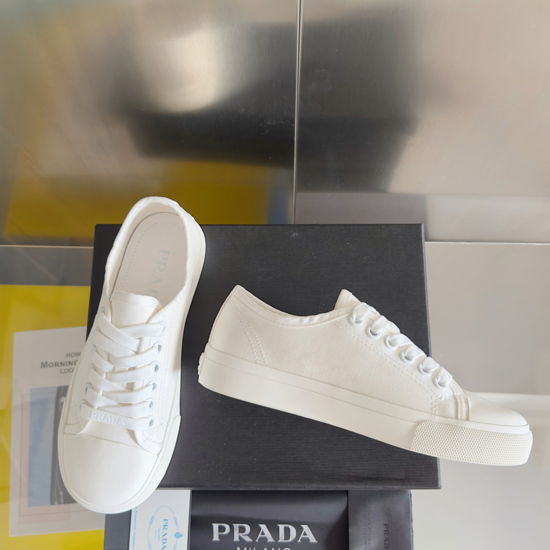 顶级版本：女款
Prada普拉达 P家 最新 三角标 帆布鞋 休闲 运动鞋
原版购入开发 做货 这款织物