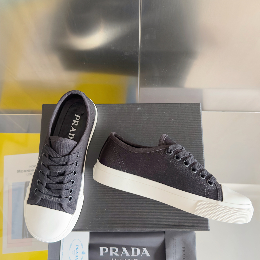 顶级版本：女款
Prada普拉达 P家 最新 三角标 帆布鞋 休闲 运动鞋
原版购入开发 做货 这款织物