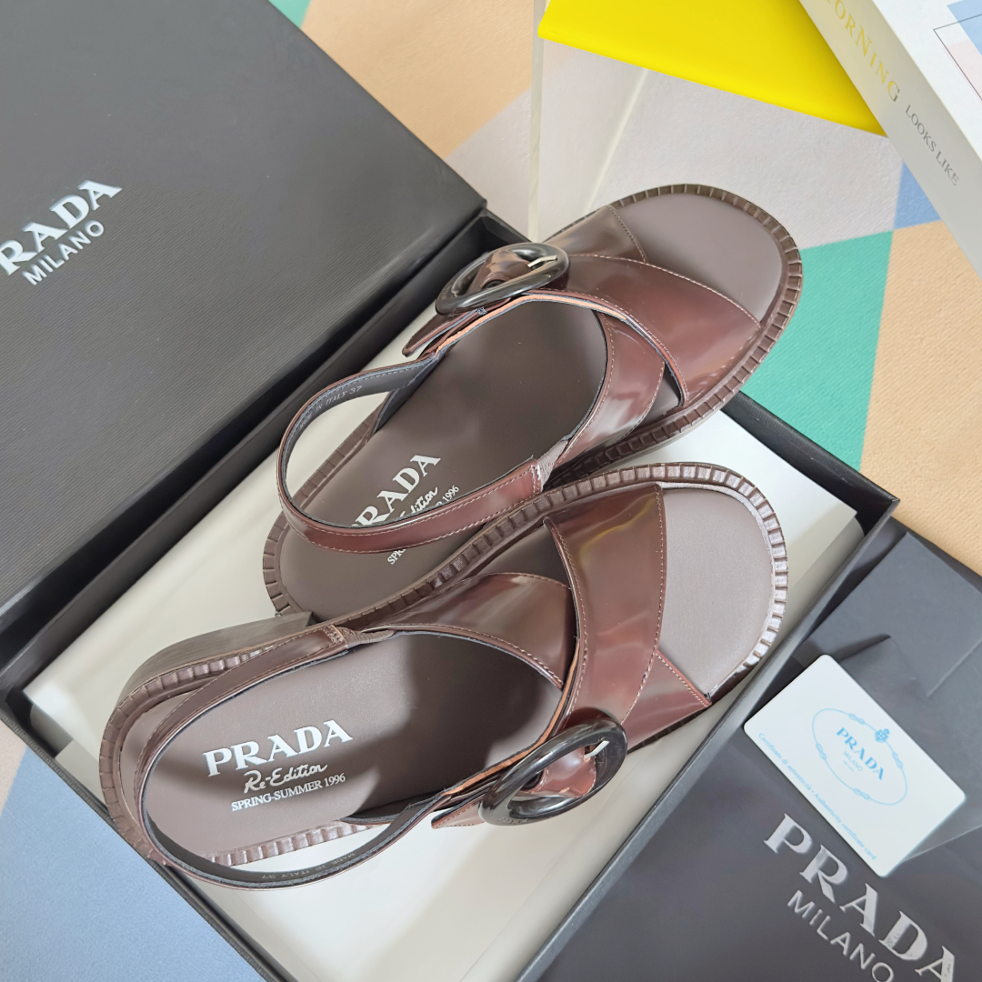 顶级版本：女款
Prada普拉达 P家 最新 交叉带 粗跟 凉鞋 
原版购入开发 做货 Prada经典款