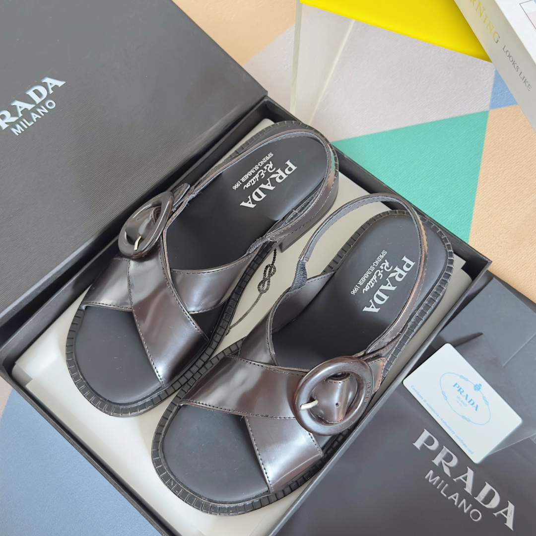 顶级版本：女款
Prada普拉达 P家 最新 交叉带 粗跟 凉鞋 
原版购入开发 做货 Prada经典款