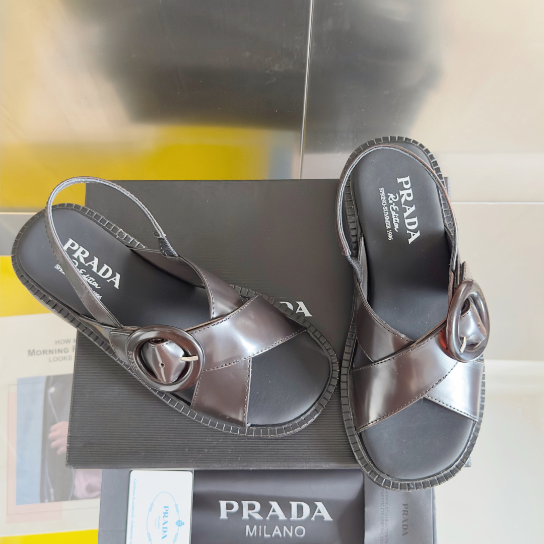 顶级版本：女款
Prada普拉达 P家 最新 交叉带 粗跟 凉鞋 
原版购入开发 做货 Prada经典款