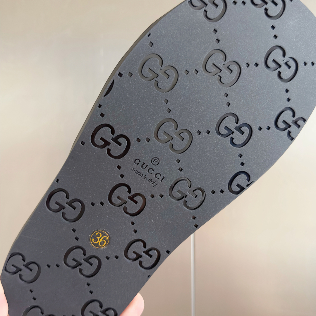 顶级版本：女款
Gucci古驰 G家 夏季最新 双G 厚底 凉鞋 拖鞋
原版购入开发 做货 这款凉鞋以G