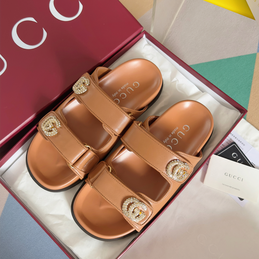 顶级版本：女款
Gucci古驰 G家 夏季最新 双G 厚底 凉鞋 拖鞋
原版购入开发 做货 这款凉鞋以G