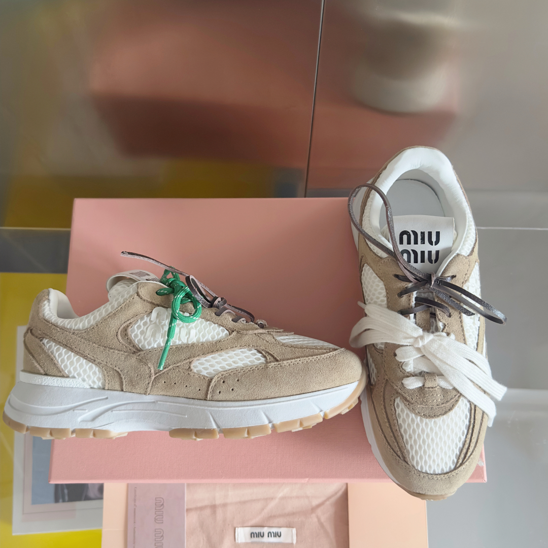 顶级版本：情侣款
MiuMiu缪缪 最新 复古 做旧 情侣款 休闲 运动鞋
原版购入开发 做货 这款运动