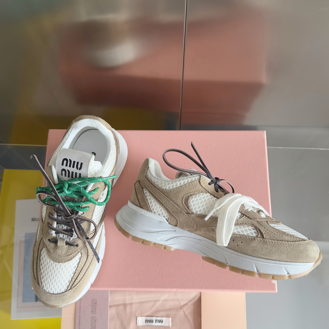 顶级版本：情侣款
MiuMiu缪缪 最新 复古 做旧 情侣款 休闲 运动鞋
原版购入开发 做货 这款运动