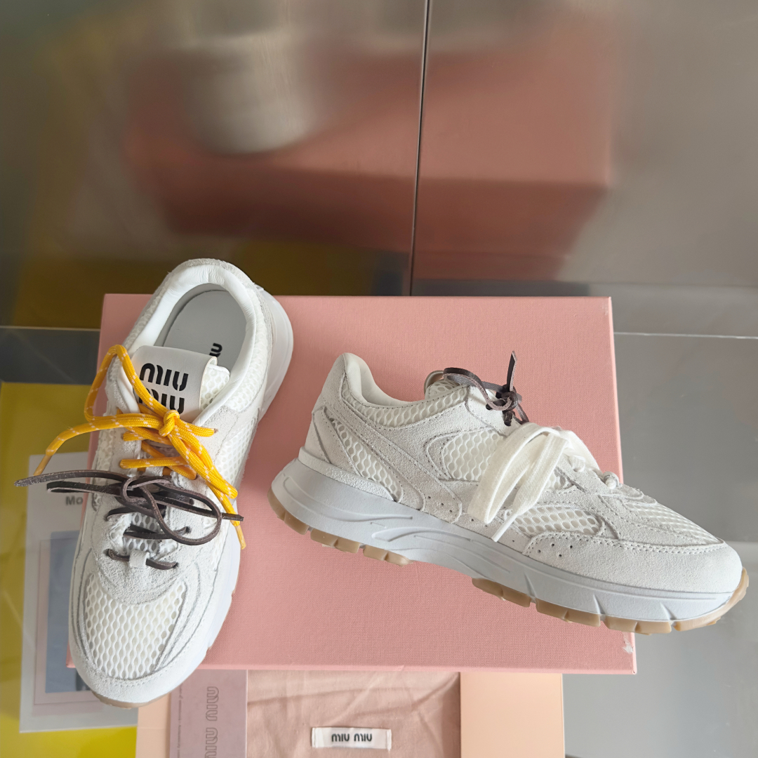 顶级版本：情侣款
MiuMiu缪缪 最新 复古 做旧 情侣款 休闲 运动鞋
原版购入开发 做货 这款运动