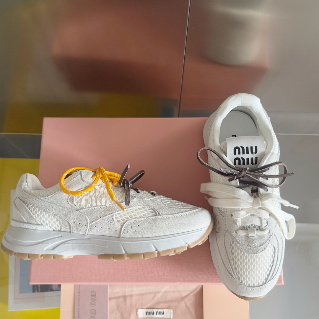 顶级版本：情侣款
MiuMiu缪缪 最新 复古 做旧 情侣款 休闲 运动鞋
原版购入开发 做货 这款运动