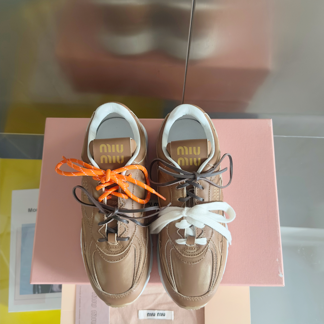 顶级版本：情侣款
MiuMiu缪缪 最新 复古 做旧 情侣款 休闲 运动鞋
原版购入开发 做货 这款运动