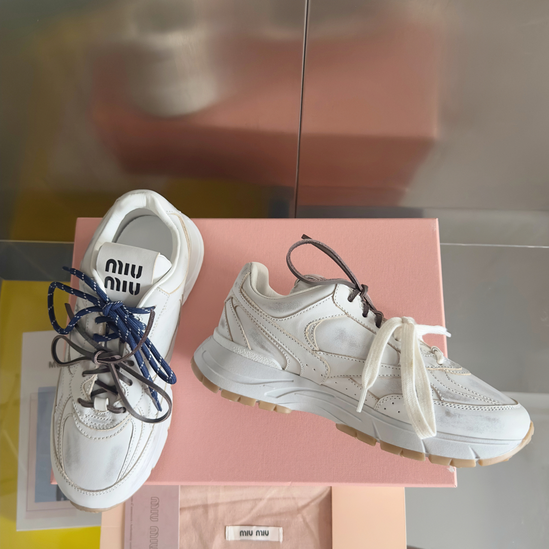 顶级版本：情侣款
MiuMiu缪缪 最新 复古 做旧 情侣款 休闲 运动鞋
原版购入开发 做货 这款运动