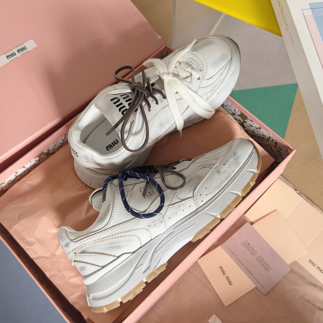 顶级版本：情侣款
MiuMiu缪缪 最新 复古 做旧 情侣款 休闲 运动鞋
原版购入开发 做货 这款运动