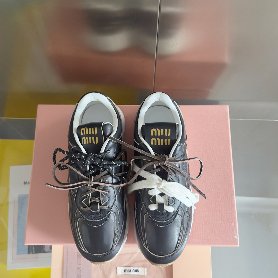 顶级版本：情侣款
MiuMiu缪缪 最新 复古 做旧 情侣款 休闲 运动鞋
原版购入开发 做货 这款运动