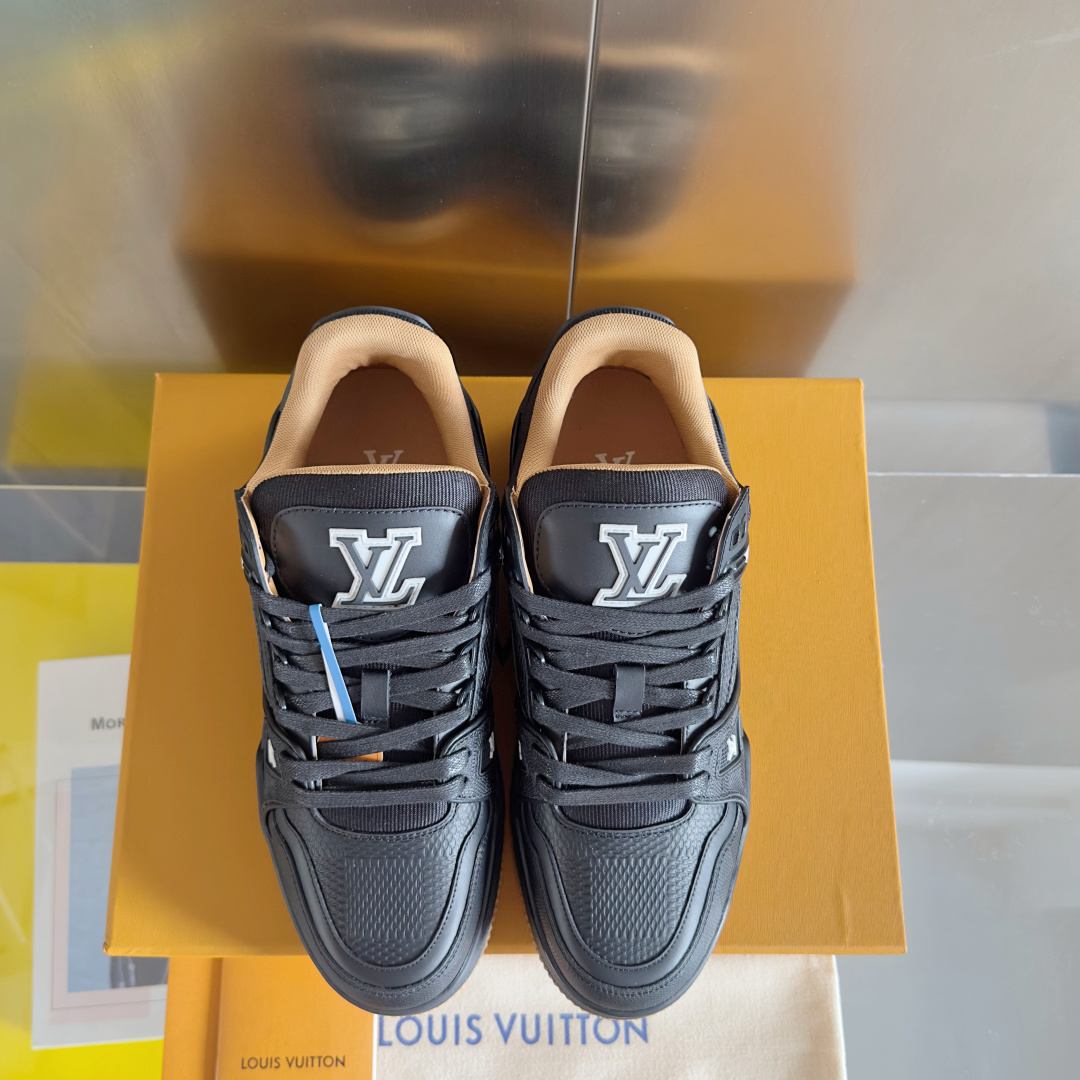 顶级版本:男款
LV TARINE路易威登 驴牌 L家 情侣款 休闲 运动鞋 滑板鞋
原版购入开发 做货