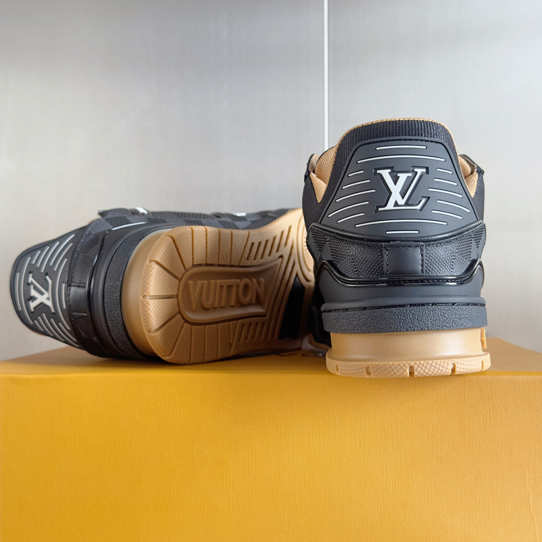 顶级版本:男款
LV TARINE路易威登 驴牌 L家 情侣款 休闲 运动鞋 滑板鞋
原版购入开发 做货