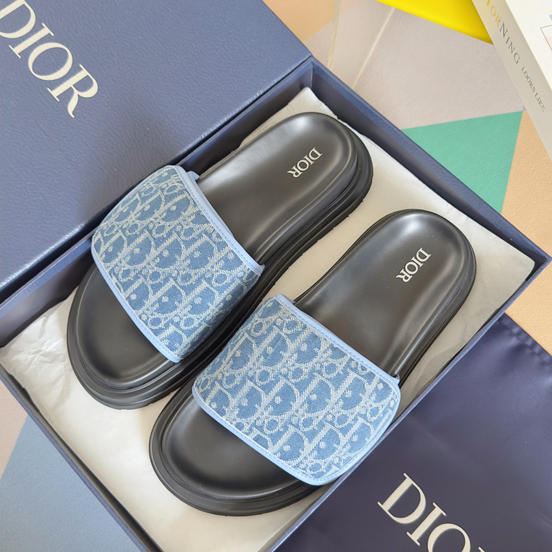 顶级版本:男款
Dior迪奥Aqua系列 魔术贴 厚底 拖鞋 凉鞋 沙滩鞋
原版购入开发 做货 这款 D