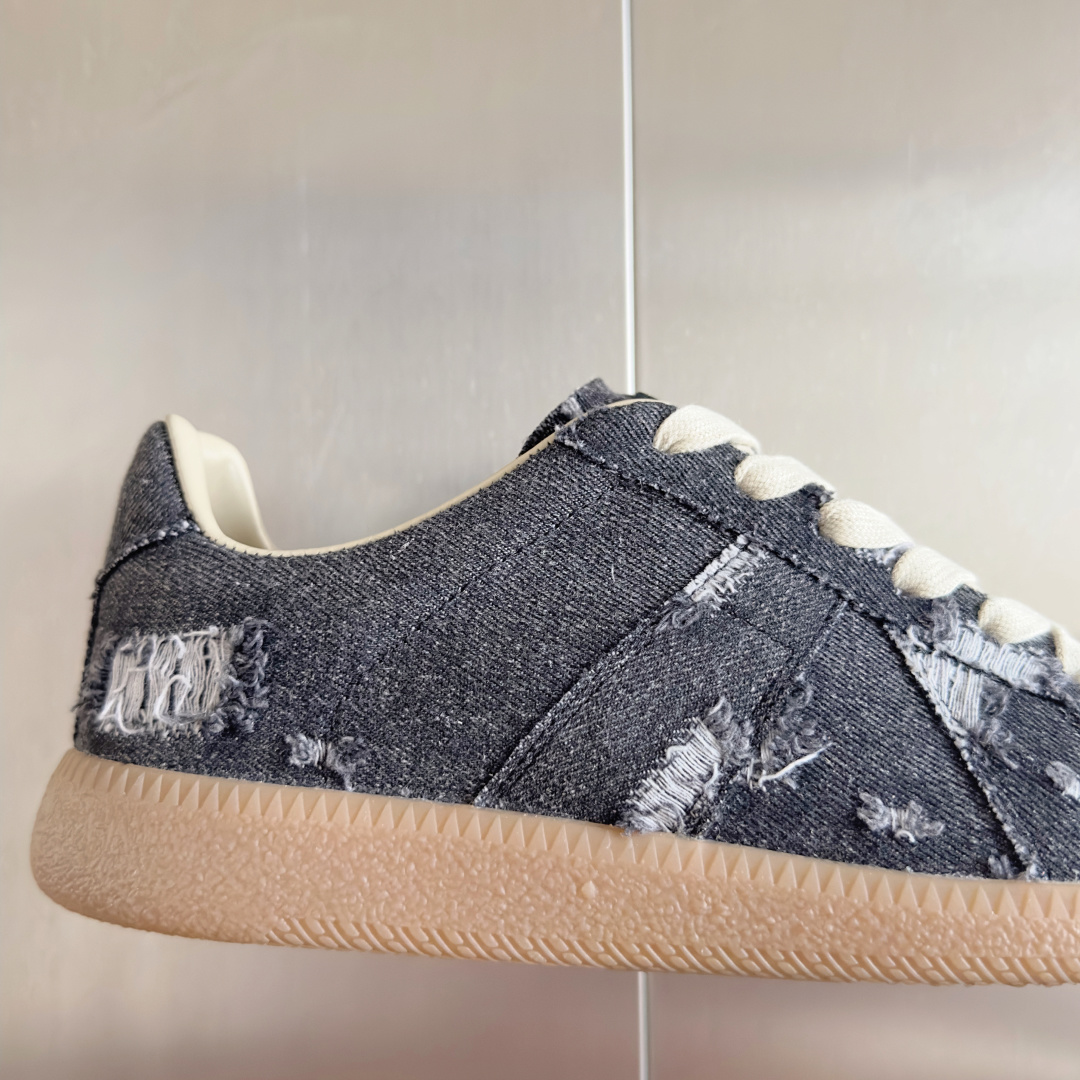 顶级版本:情侣款
MaisonMargiela MM6 马吉拉 情侣款 德训鞋 休闲 运动鞋
原版购入开
