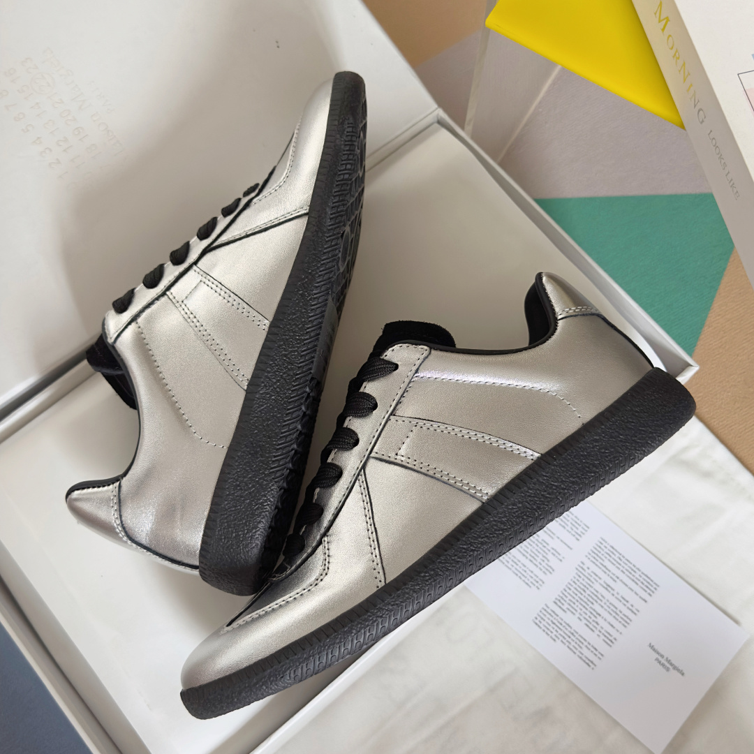 顶级版本:情侣款
MaisonMargiela MM6 马吉拉 情侣款 德训鞋 休闲 运动鞋
原版购入开