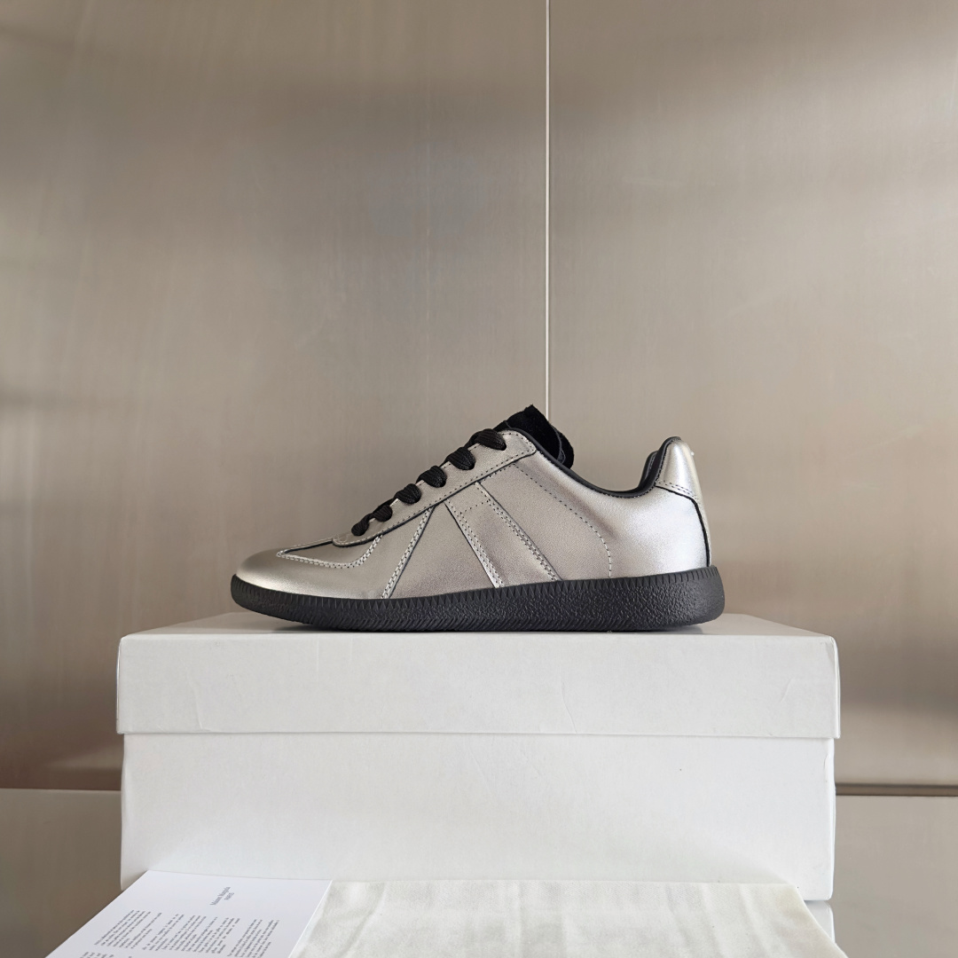 顶级版本:情侣款
MaisonMargiela MM6 马吉拉 情侣款 德训鞋 休闲 运动鞋
原版购入开