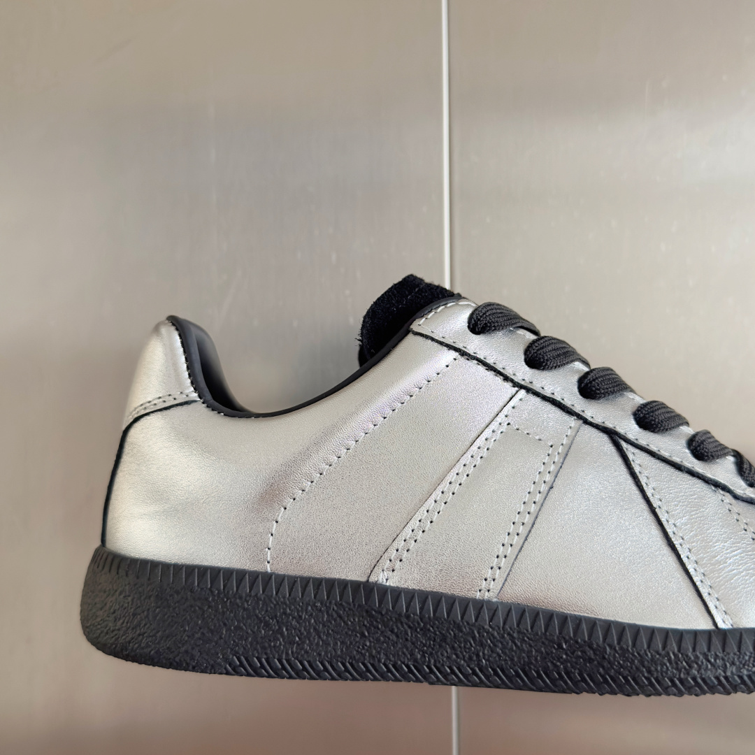 顶级版本:情侣款
MaisonMargiela MM6 马吉拉 情侣款 德训鞋 休闲 运动鞋
原版购入开