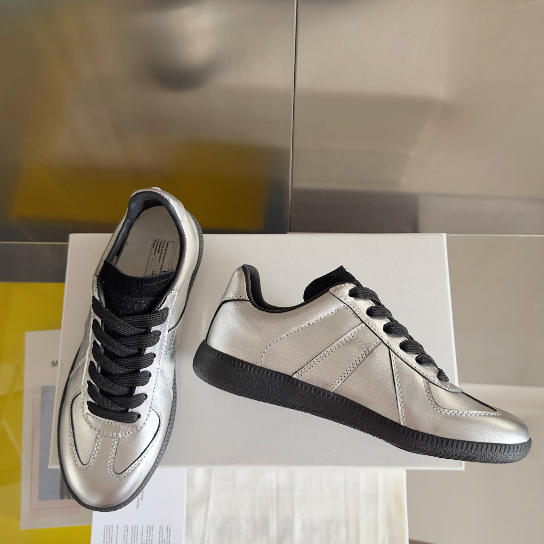 顶级版本:情侣款
MaisonMargiela MM6 马吉拉 情侣款 德训鞋 休闲 运动鞋
原版购入开