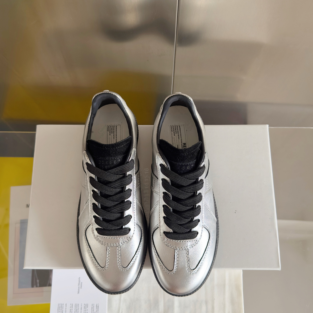 顶级版本:情侣款
MaisonMargiela MM6 马吉拉 情侣款 德训鞋 休闲 运动鞋
原版购入开