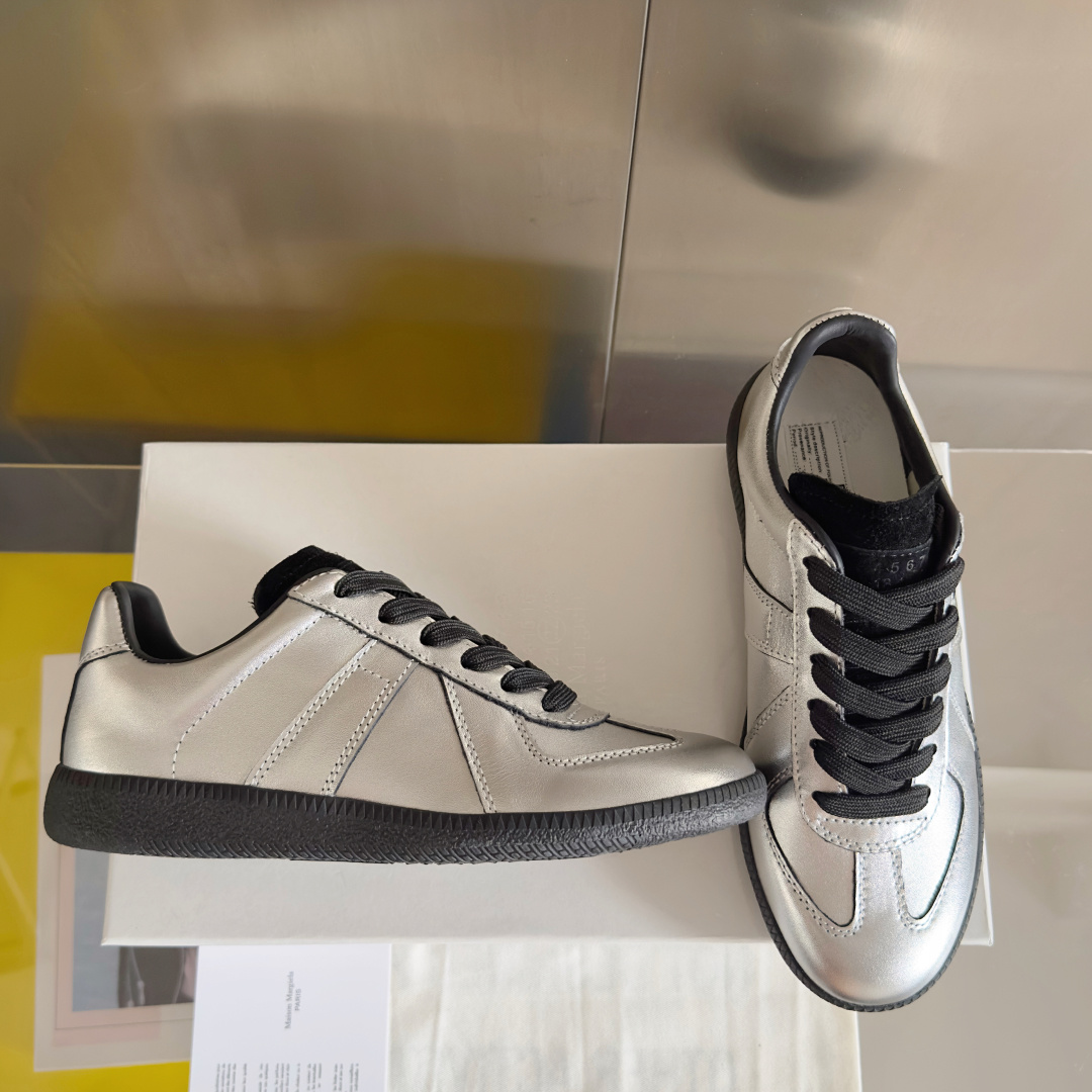 顶级版本:情侣款
MaisonMargiela MM6 马吉拉 情侣款 德训鞋 休闲 运动鞋
原版购入开