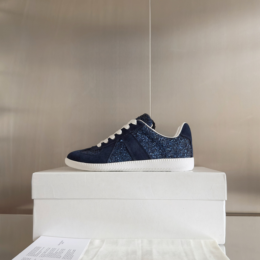 顶级版本:情侣款
MaisonMargiela MM6 马吉拉 情侣款 德训鞋 休闲 运动鞋
原版购入开