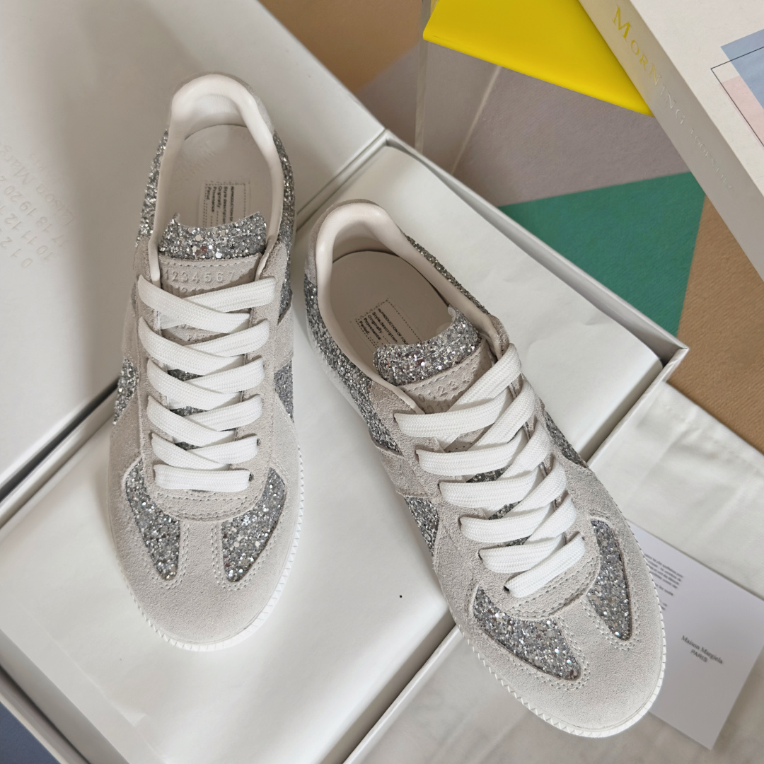 顶级版本:情侣款
MaisonMargiela MM6 马吉拉 情侣款 德训鞋 休闲 运动鞋
原版购入开