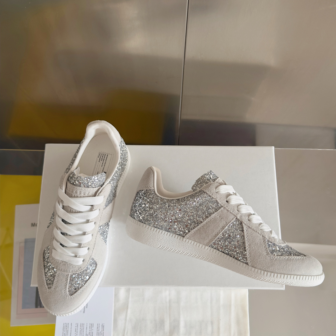 顶级版本:情侣款
MaisonMargiela MM6 马吉拉 情侣款 德训鞋 休闲 运动鞋
原版购入开
