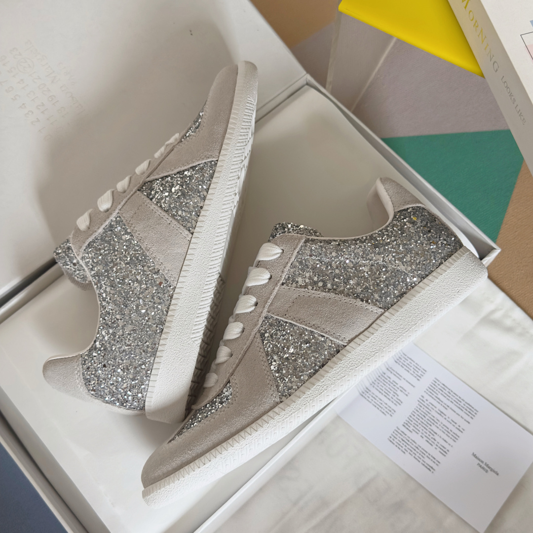 顶级版本:情侣款
MaisonMargiela MM6 马吉拉 情侣款 德训鞋 休闲 运动鞋
原版购入开