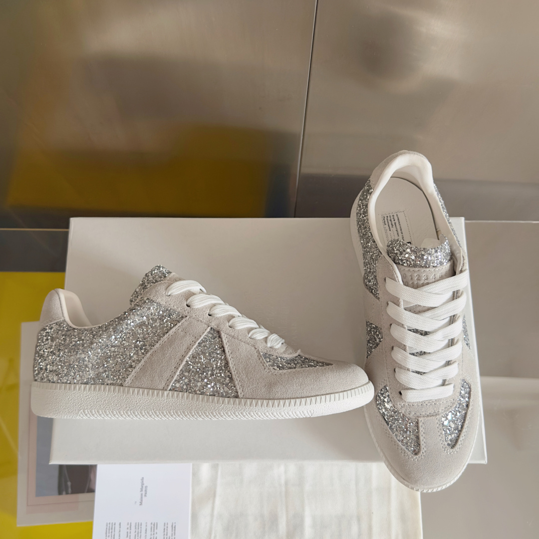 顶级版本:情侣款
MaisonMargiela MM6 马吉拉 情侣款 德训鞋 休闲 运动鞋
原版购入开