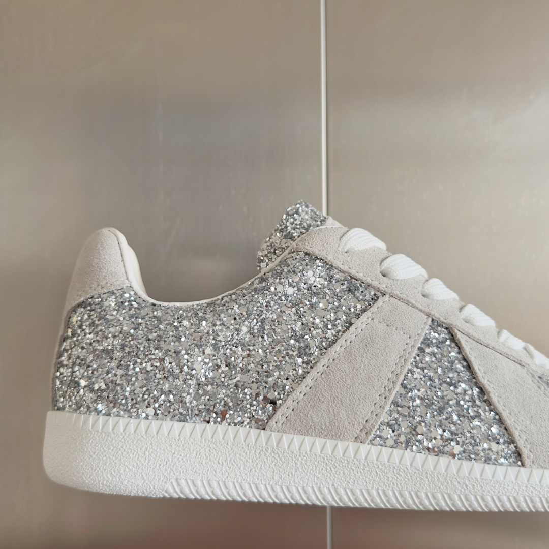 顶级版本:情侣款
MaisonMargiela MM6 马吉拉 情侣款 德训鞋 休闲 运动鞋
原版购入开