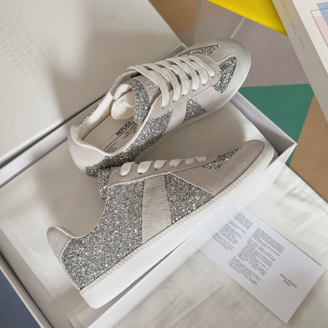 顶级版本:情侣款
MaisonMargiela MM6 马吉拉 情侣款 德训鞋 休闲 运动鞋
原版购入开