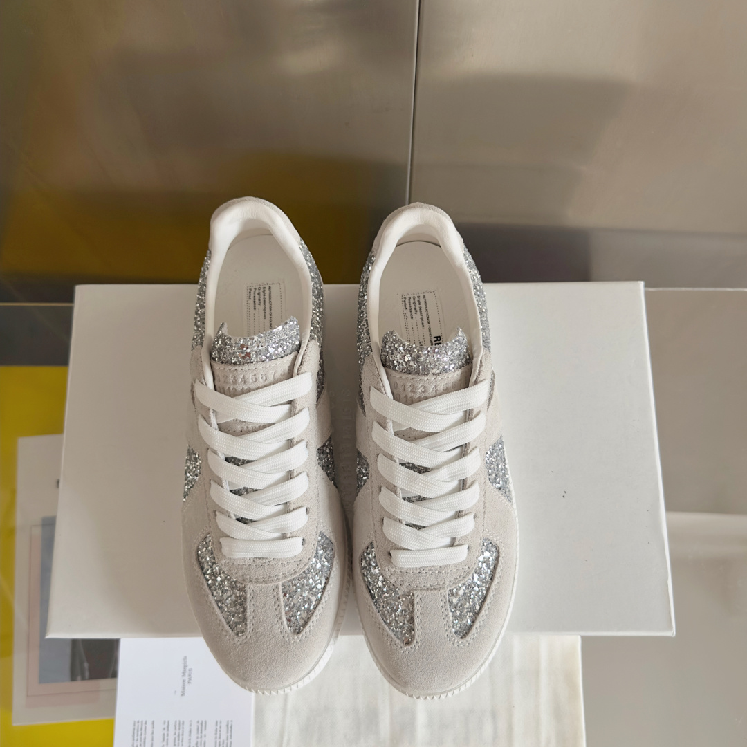 顶级版本:情侣款
MaisonMargiela MM6 马吉拉 情侣款 德训鞋 休闲 运动鞋
原版购入开