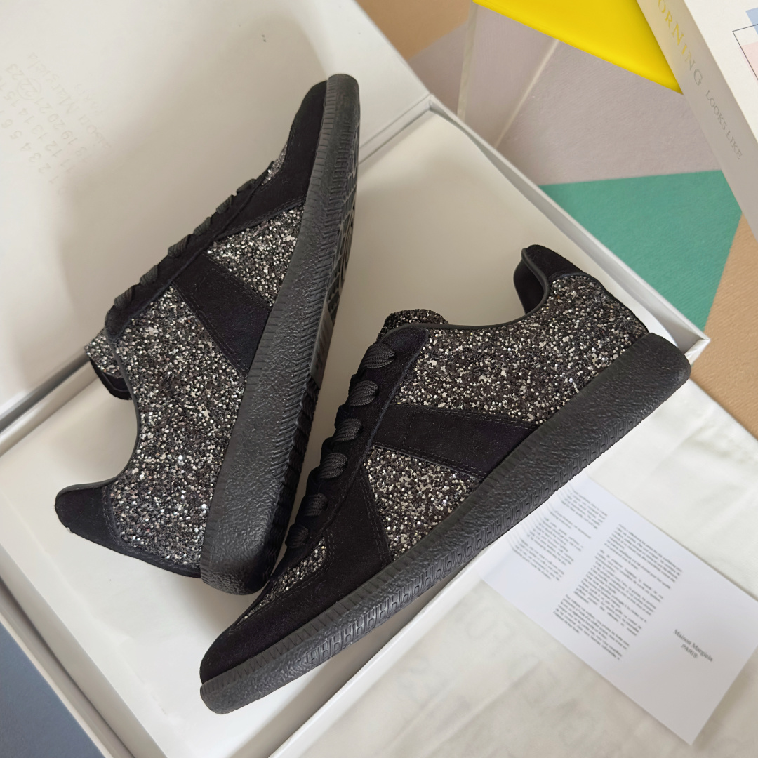 顶级版本:情侣款
MaisonMargiela MM6 马吉拉 情侣款 德训鞋 休闲 运动鞋
原版购入开