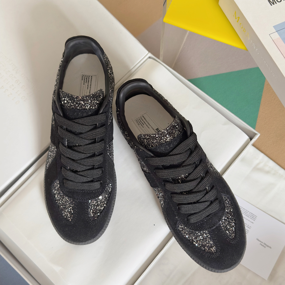 顶级版本:情侣款
MaisonMargiela MM6 马吉拉 情侣款 德训鞋 休闲 运动鞋
原版购入开