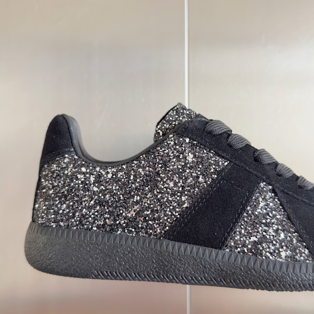 顶级版本:情侣款
MaisonMargiela MM6 马吉拉 情侣款 德训鞋 休闲 运动鞋
原版购入开